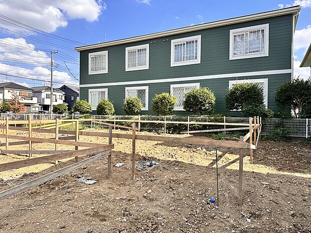 【現地・外観】季節感を演出する多彩な樹木と豊かな彩りが重なり、四季折々の変化を楽しめる心地よい場所となることでしょう。時間の経過と共に味わいが出る素敵なリゾート時間を楽しんでください。