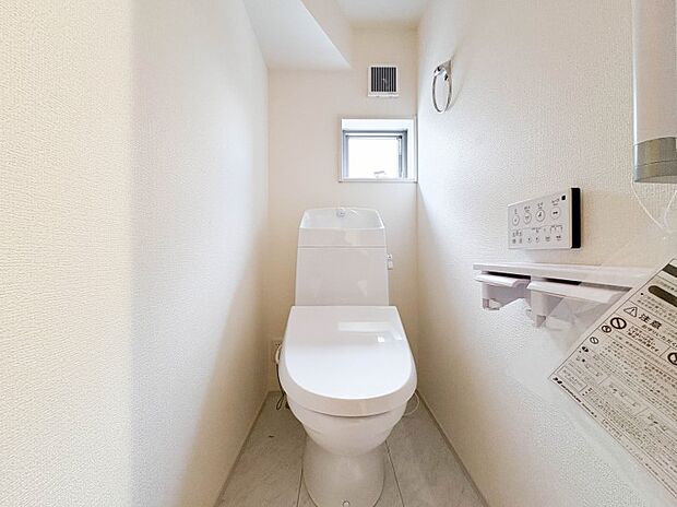 【トイレ】トイレ・ウォシュレット付。快適で衛生的な洗浄機能付温水シャワートイレです。