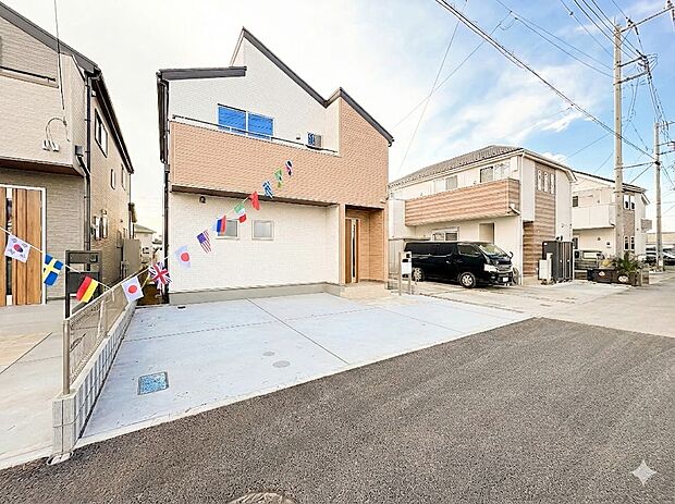 【1号棟】家族が自然と集まる18帖の広々LDKが魅力です 。リビングにはお洒落な折下げ天井もあり 、ゆとりのある空間で、ご家族とのゆったりとした時間をお過ごしいただけます。