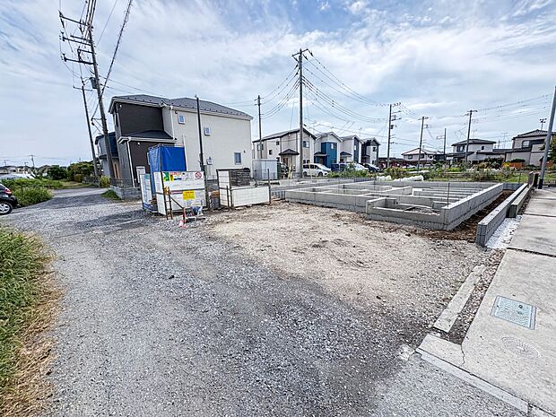 【前面道路】陽当りや通風性など各所に施された工夫で住みやすさを実現。部屋の大きさや周辺環境・街並など、資料には掲載していない情報が現地にはたくさんございます。是非ご確認下さい。