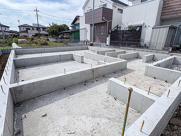 【外観】堂々たる趣ながら、主張し過ぎずどこか余裕を感じさせるシャープなフォルムで佇む邸宅は、晴天の空と照らし合わせる事で、本来あるべき完成形の姿を見せてくれます。