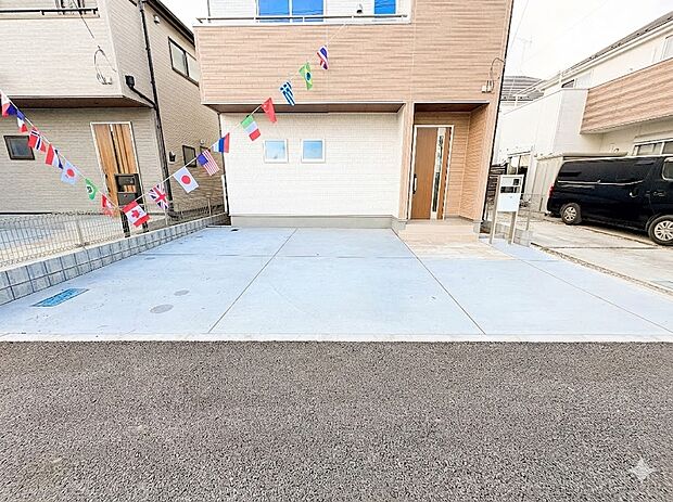 【　駐車場　】  戸建ての購入を検討することになったきっかけに「駐車場を持てること」を挙げる方が多くいらっしゃいます。駐車場代金を支払続ける必要がないことは、駐車場付き戸建を持つ最大のメリッ…