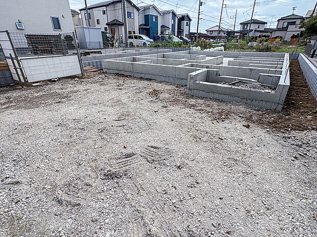 【駐車場】カースペース2台可。車が1台なら、来客用の駐車場や、駐輪スペースとしてご活用ください。