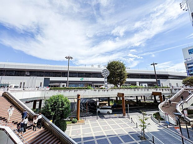 駅 5600m 大宮駅西口(JR東日本、東武鉄道、埼玉新都市交通の駅、JRは新幹線、在来線ともに東京と東北地方・信越地方を結びます。東武野田線や埼玉新都心交通・伊奈線を合わせると14の路線が…