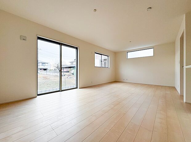 リビングにいるお子様と会話をしながら家事ができるカウンターキッチン。いま手があいているか、忙しそうなのか相手の様子を伺いながらコミュニケーションをとる訓練にもなります。