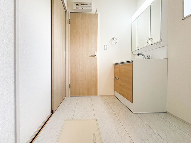 【脱衣所】洗面所は小さなプライベートスペース。歯磨き、洗顔と毎日施す個人空間。