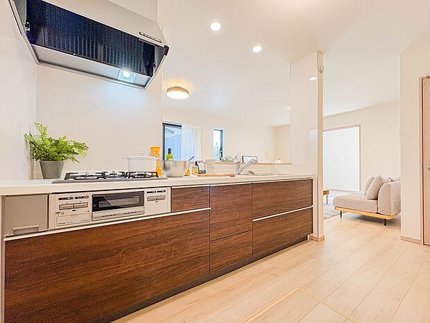 【キッチン】ナチュラルな自然光の中での調理。会話が弾む対面型キッチン。お洒落な食器類を余裕で収納できるスペース。動きやすい女性目線のキッチン動線。これからはお料理をつくる時間が劇的に変わりま…