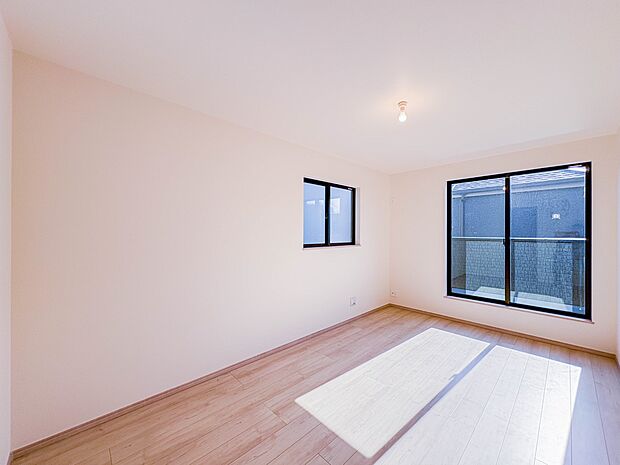 【寝室7.5帖】シンプルな内装はおしゃれのポイントです。シンプルは華美より飽きがこないからです。色や模様でおしゃれ感をだす。それがシンプルイズビューティーです。