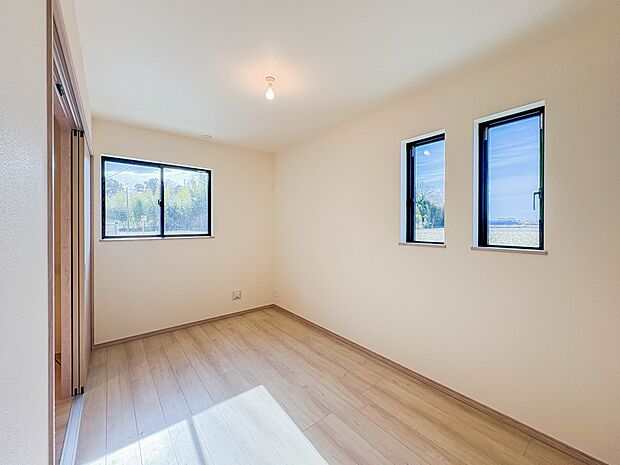 【子供部屋5.25帖】お子様のお部屋にぴったりなクロークを備えたフローリング仕様の洋室です。