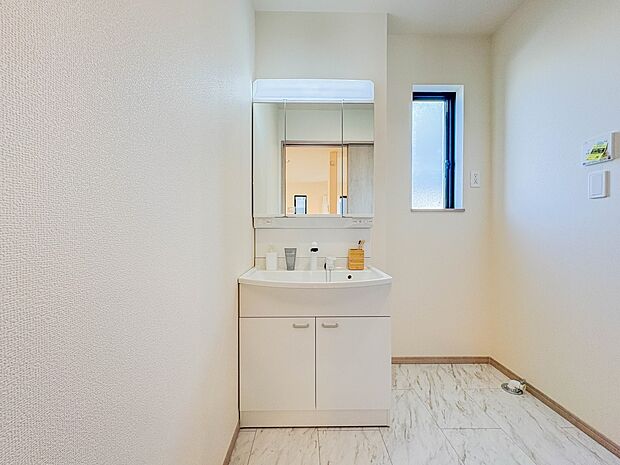 【洗面台】 十分な大きさの洗面台は、身だしなみチェックや歯磨きなど、朝の慌ただしい時間でもホテルライクなスペースで余裕とゆとりを感じて頂けます。