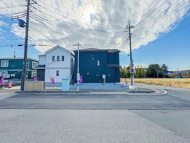 【外観】こちらの物件に少しでもご興味がありましたら、お気軽にお電話下さい。ネット上で「見えない物」「わからない事」でも、実際にご見学いただくことで、手に取るようにおわかりいただけるはずです。…