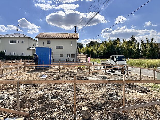 【現地・外観】季節感を演出する多彩な樹木と豊かな彩りが重なり、四季折々の変化を楽しめる心地よい場所となることでしょう。時間の経過と共に味わいが出る素敵なリゾート時間を楽しんでください。