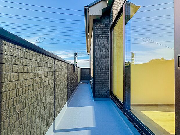 【バルコニー】 バルコニーから差し込む陽光・通風は、住環境・快適性と共に有り続ける貴重な「財産」です。