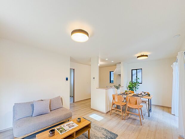 【LDK15帖+洋室5帖】シンプルなデザインの家は風情がある。住む人のこだわりを感じる。外観も内装もいたってシンプル。居心地がよく、家事や趣味、子育てなどにも集中できる。家も人間も熟成するほ…