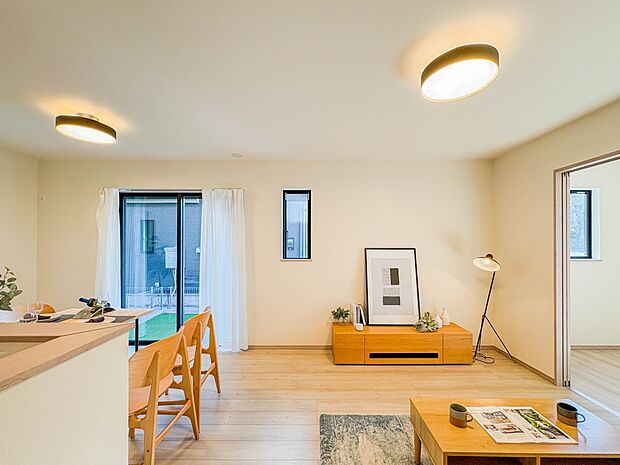 【LDK15帖+洋室5帖】忙しい朝でも家族揃って食事をしたいゆとりあるダイニングスペース。