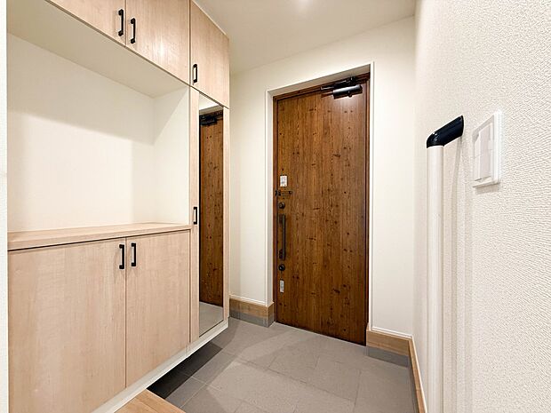 1号棟【玄関】大型のシューズボックスには靴やブーツ、サンダルはもちろん、ハンカチや手袋、バック類などのお出かけ用品、印鑑や朱肉なども収納可能です。