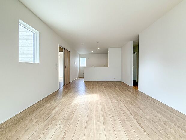 1号棟【LDK16帖】リビングルームの窓を開けると心地よい南風が入ってくる。キッズルームの窓を開けるとやさしい微風が入ってくる。家の中に風の道がある。風を生活の中で体験できる家。