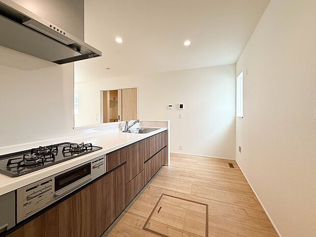 1号棟【キッチン】ナチュラルな自然光の中での調理。会話が弾む対面型キッチン。お洒落な食器類を余裕で収納できるスペース。動きやすい女性目線のキッチン動線。これからはお料理をつくる時間が劇的に変…