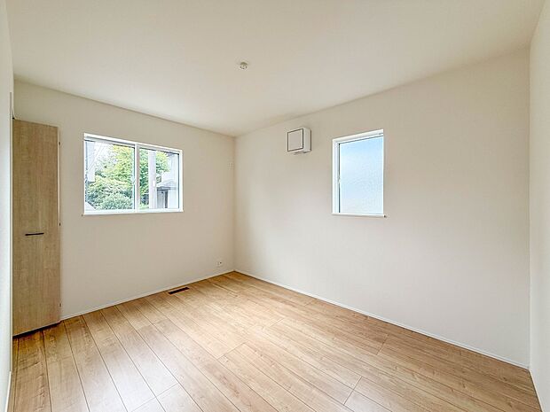 1号棟【2階　6.5帖　寝室】大きな窓からたっぷりと陽光が注がれる明るい空間。