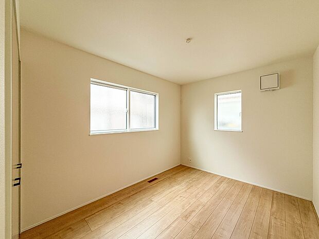 1号棟【2階　6.5帖　子供部屋】クロークを備えたフローリング仕様の洋室です。