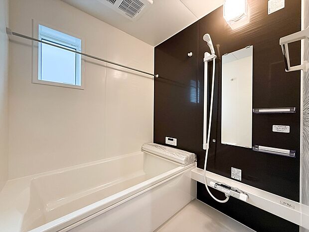 1号棟【浴室】きっとあなたのバスタイムも単なる習慣から特別な時間に変わるはず。一日の汚れとともに疲れを洗い流し、眠りに就く前の大事なリラックスタイムを演出