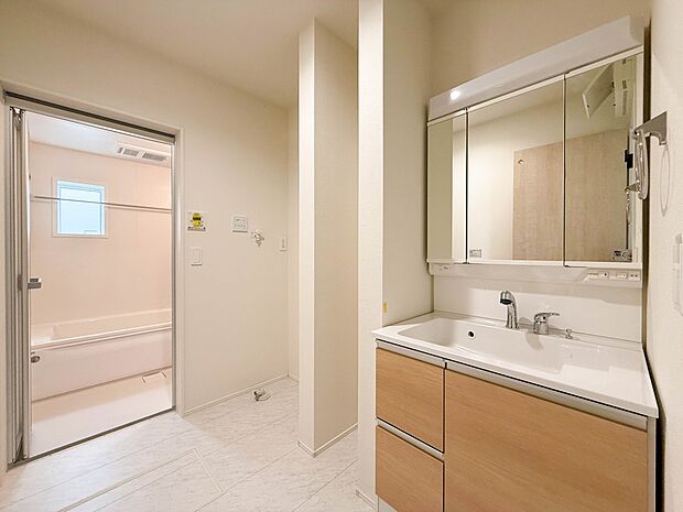 1号棟【洗面台】十分な大きさの洗面台は、身だしなみチェックや歯磨きなど、朝の慌ただしい時間でもホテルライクなスペースで余裕とゆとりを感じて頂けます。