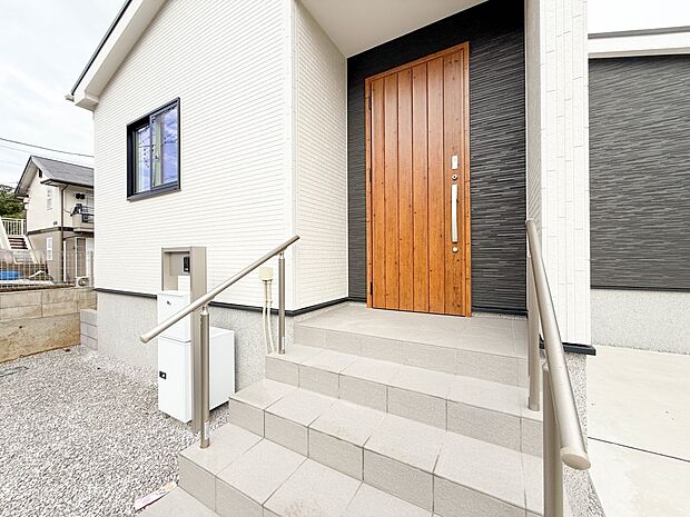 1号棟【玄関】ここから始まる「日常」はご家族にとってかけがえのない時間となります。少しでも豊かに、快適に。そんな想いから本邸宅は生まれました。