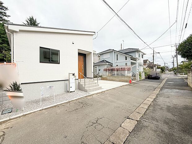 1号棟【前面道路西側5m】家の前をまっすぐの通りが走っている。クルマは少なく、人々は毎朝、ウォーキング、ジョギング、犬の散歩など、フリーな朝時間を過ごしている。