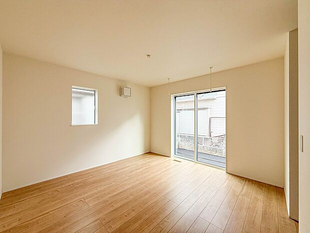 1号棟【 4.75帖 洋室】柔らかな陽光とフローリングの色味が調和した快適な空間。