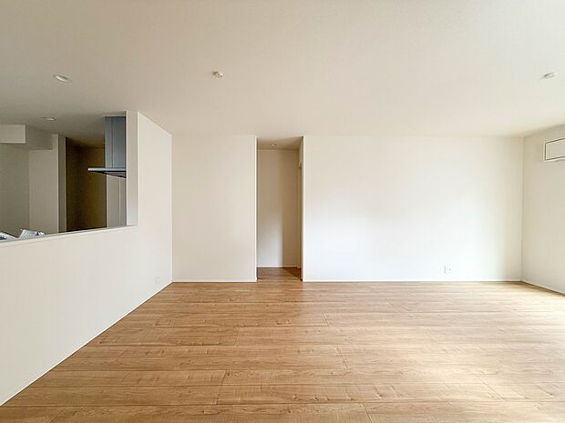 1号棟【LDK16帖】爽やかな日差しが差し込む明るいリビングです。