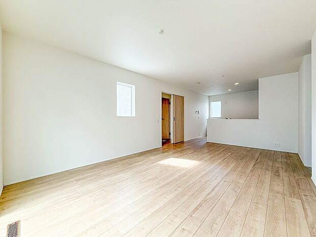 1号棟【LDK16帖】室内には豊かな陽光が注ぎ込み、爽やかな住空間を演出。