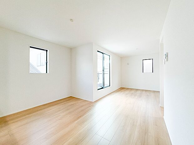 2号棟【LDK17.75帖＋南面バルコニー】広々としたリビングダイニング。ゆったりとしたキッチン。生活動線をLDK に集中させ、ご家族が過ごしやすい空間設計にしました。