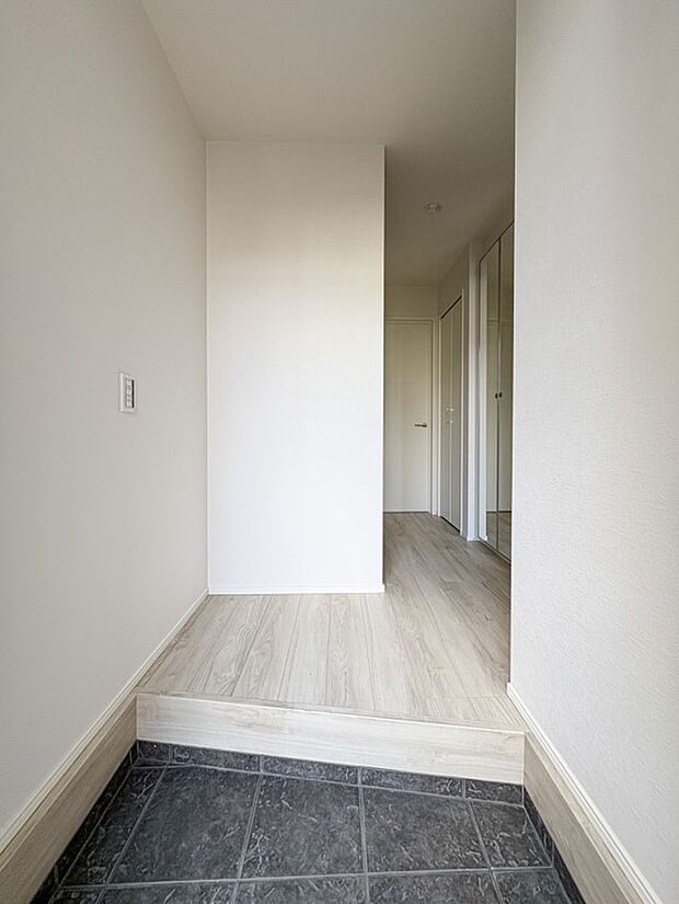 【玄関】スタイリッシュかつ品のある玄関。晴れの日も、雨の日も、風の日も、ご家族やお客さまを安心して迎えます。