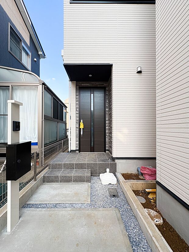 【玄関】家の顔となる玄関は、高いデザイン性が求められます。高級感と断熱性、防犯性に優れた玄関ドアを標準装備。ピッキング対策のセキュリティサムターン等、防犯に考慮しました。