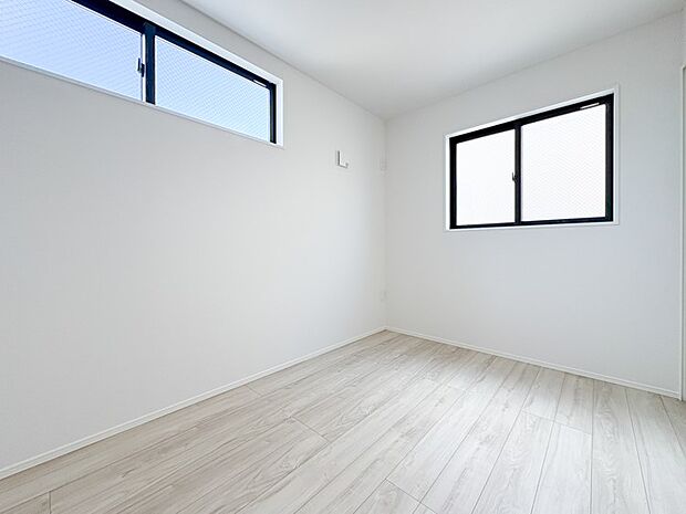 【洋室】シンプルな洋室は家具の選び方次第でモダンにもクラシックにも変化します。 