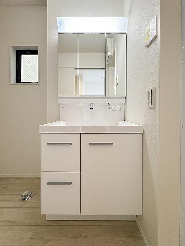 【三面鏡洗面化粧台】  ミラーを手前に引けば、楽な姿勢で髭剃りやメイクができます。合わせ鏡にすればヘアスタイルのチェックもラクラク。洗面化粧台のミラー裏にはたっぷり入る収納スペースを設けてい…