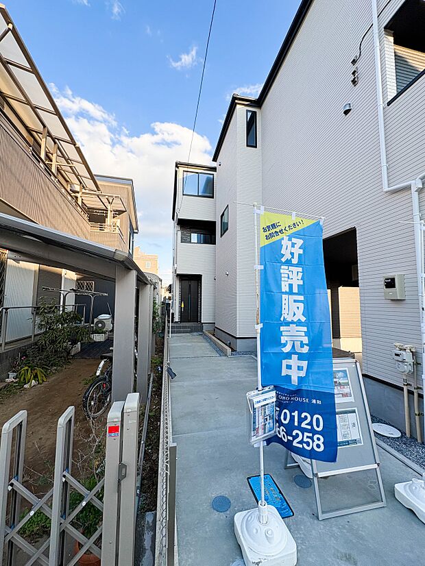 【外観】堂々たる趣ながら、主張し過ぎずどこか余裕を感じさせるシャープなフォルムで佇む邸宅は、晴天の空と照らし合わせる事で、本来あるべき完成形の姿を見せてくれます。