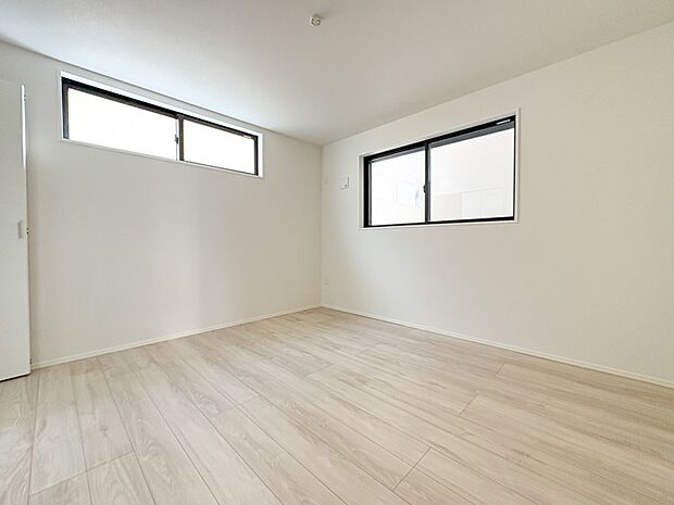 【洋室】表情豊かな木目が醸しだす空間は、暮らしに落ち着きと華やぎを与えてくれます。