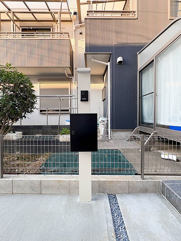 【郵便受け】郵便物には、ご家族の情報やクレジットカード・銀行口座情報など、個人情報が満載です。鍵付きのポストが、ご家族の個人情報をしっかりと守ります。