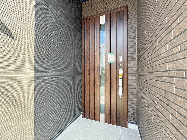1号棟【玄関】家の顔となる玄関は、高いデザイン性が求められます。高級感と断熱性、防犯性に優れた玄関ドアを標準装備。ピッキング対策のセキュリティサムターン等、防犯に考慮しました。