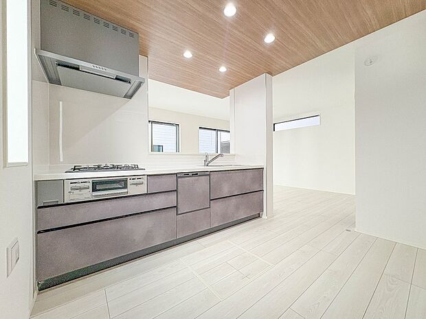 1号棟【キッチン】ナチュラルな自然光の中での調理。会話が弾む対面型キッチン。お洒落な食器類を余裕で収納できるスペース。動きやすい女性目線のキッチン動線。これからはお料理をつくる時間が劇的に変…