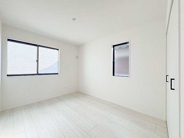 1号棟【寝室】シンプルな内装はおしゃれのポイントです。シンプルは華美より飽きがこないからです。色や模様でおしゃれ感をだす。それがシンプルイズビューティーです。