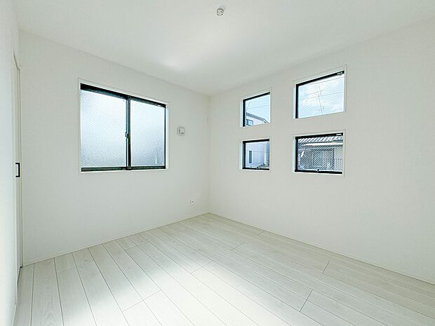 1号棟【今どきのこども部屋】  昨今のトレンドになりつつあるのが、広過ぎず、快適すぎない子ども部屋。勉強と寝るだけの部屋にすることで閉じこもりがなくなり、リビングで過ごす時間が増えると言われ…