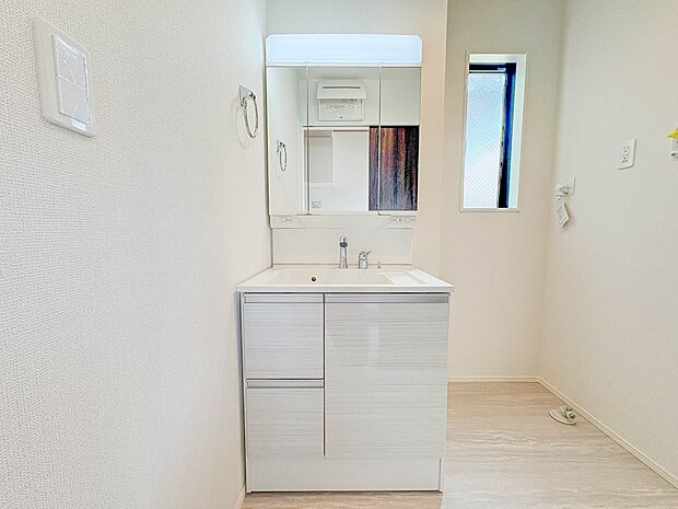 1号棟【洗面台】 十分な大きさの洗面台は、身だしなみチェックや歯磨きなど、朝の慌ただしい時間でもホテルライクなスペースで余裕とゆとりを感じて頂けます。