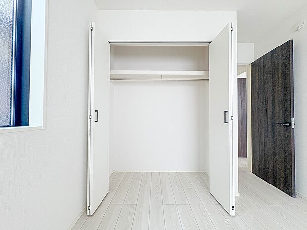 1号棟【WIC（ウォークインクローゼット）】何より、中に入れば全ての服が見てわかるので選択しやすいんです。朝の忙しいときなど便利だな〜と思いますよ。一つのスペースで済むって所がいいんですよね…