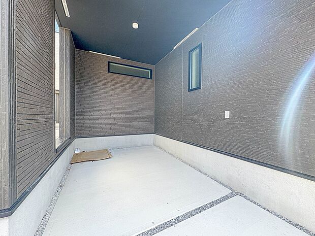 1号棟【駐車場】ビルトインガレージなら「野ざらし、雨ざらし、吹きさらし」になりません。汚れやいたみは減り、車の掃除もラクになります。