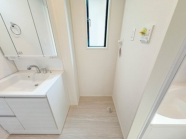 1号棟【ランドリースペース】毎日使う洗濯機。しっかりと奥行きのある置き場が確保されています。