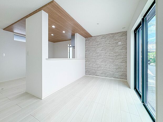 1号棟【16.37帖＋南庭】 リビングにいるお子様と会話をしながら家事ができるカウンターキッチン。いま手があいているか、忙しそうなのか相手の様子を伺いながらコミュニケーションをとる訓練にもな…