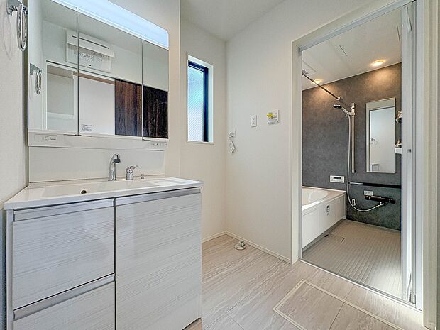 1号棟【脱衣所】洗面所は小さなプライベートスペース。歯磨き、洗顔と毎日施す個人空間。