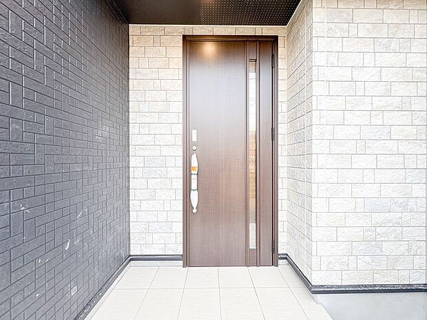 【玄関】家の顔となる玄関は、高いデザイン性が求められます。高級感と断熱性、防犯性に優れた玄関ドアを標準装備。ピッキング対策のセキュリティサムターン等、防犯に考慮しました。